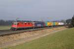 Re 4/4 II 11328 und Re 620 061-2 befinden sich am 19.2.11 mit einem bunten Containerzug kurz vor Rotkreuz.