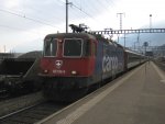 Cargo Re 420 186 vor dem IR 2159 bei Einfahrt in Cadenazzo, 22.02.2011.