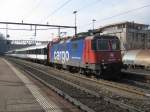 Cargo Re 420 186 vor dem IR 2178 bei Einfahrt in Bellinzona, 22.02.2011.