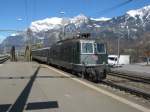 Re 4/4 II 11161 mit Entlastungs IC 10569 in Landquart, 26.02.2011.