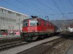 Re 4/4 II 11206 mit IR 2071 bei Einfahrt in Baden.