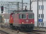 SBB - Re 4/4 11327 zusammen mit der Ee 3/3  16423 unterwegs in Yverdon les Bains am 26.02.2011