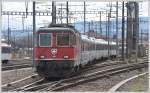 Die SBB Re 4/4 II 11135 schiebt den IR 2422 VAE aus dem Bahnhof Romanshorn.