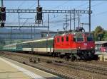 Die Re 4/4 11194 am 29.08.2008 mit einem EC bei der Durchfahrt in Liestal.