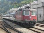 Re 4/4 II 11299 mit einer Einschalt S-Bahn (Bellinzona-Chiasso) mit 4 B EWI und einem AB EWII in Bellinzona, 21.04.2011.