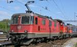 Die Re 4/4 11342 schleppt einen mix mit Bm 4/4 und RE 620 von Muttenz nach Basel am 15. April 2011