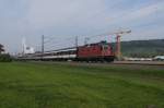 Re 4/4 II 11302 zieht am 23.4.11 den IR 1767 von Schnenwerd Richtung Aarau.