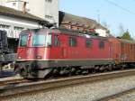 SBB - Re 4/4 11166 abgestellt unter Fahrdrahtlosem Geleise in Mnchenbuchsee am 10.04.2011