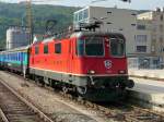 SBB - Re 4/4 11228 vor Ersatz RE nach Zrich im Bahnhof Biel am 24.04.2011