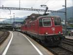 ETR 470 Ersatzverkehr am Gotthard: Im Bild Re 4/4 II 11192 und 11210 mit 11 teiligem Ersatz EC 18 in Arth-Goldau, 02.06.2011.