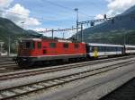 Re 4/4 II 11199 und ein BDt EW I stehen arbeitslos in Brig.