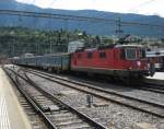 Simplon Ersatzverkehr: EXT 31006 mit Re 4/4 II 11301 und 9-teiligem EWI/II Pendel bei Einfahrt in Brig.