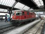 SBB - Im Hauptbahnhof Zrich die Lok Re 4/4 11111 am 17.05.2011