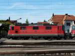 SBB - Re 4/4 11232 vor Gterzug im Bahnhof Lenzburg am 23.05.2011