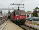 SBB - Re 4/4 11267 mit Gterzug bei der einfahrt im Bahnhof Emmenbrcke am 23.05.2011