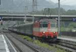 Die SwissExpress Re 4/4  11108 zieht am regnerischen 27.07.11 einen IR durch Castione-Arbedo.