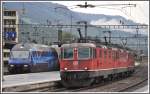 Dreigespann aus Re 4/4 III 11369, Re 4/4 II 11338 und 11189 auf dem Weg nach Untervaz wird in Sargans von Re 460 421-9 mit IR1775 berholt, (04.08.2011)