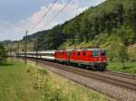 Die Re 4/4 11135 und einer Weiteren mit einem IR am 28.06.2011 unterwegs bei Tecknau.