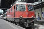 SBB CFF FFS 11164 ist RE 4/4 II mit IC nach Zurich in Basel SBB am 06.08 2011.