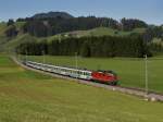 Eine Re 4/4 mit einem Voralpenexpress am 27.06.2011 unterwegs bei Altmatt.