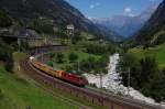 Eine Re 4/4 mit einem Postzug Richtung Sden am 27.06.2011 bei Wassen