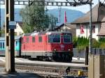 SBB - Re 4/4 11221 vor RE im Bahnhof Lenzburg am 20.08.2011