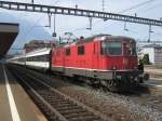 Re 4/4 II 11155 mit IR 2173 und Wilhelm Tell Express Wagen in Arth-Goldau, 22.09.2011.