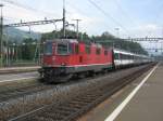 Re 4/4 II 11128 mit analoger Zugzielanzeige und dem IR 2178 bei Einfahrt in Arth-Goldau, 22.09.2011.