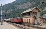 Re 4/4 II 11311 und eine weitere mit einem Getreidezug bei der Einfahrt in Brig am 29.06.2011