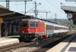 SBB Re 4/4 11215 wird an IC 183 nach Zrich in Singen angekoppelt am 03.09.2011