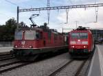 Die BR 185 096 lsst sich in Sissach von einem anderen Gterzug am 01.09.2011 berholen.