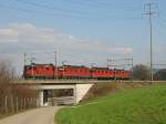 Lokzug mit zwei Re4/4 II vorn und hinten, und zwei Re 6/6 in der Mitte bei Mumpf (Aargau) in Richtung Rheinfelden, 6.4.2006.