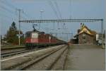 Zwei Re 4/4 II ziehen einn langen Zuckerrbenleerwagne Zug durch den Bahnhof von Ependes.