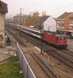 Re 4/4 II mit stark verlngertem IR 2173 bei Durchfahrt in Liestal, 06.11.2011.