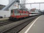 Swiss Express Re 4/4 II 11109 verlsst mit IC 282 Zrich in Richtung Singen, wo die Lok gewechselt wird, und weiter nach Stuttgart, 09.11.2011.