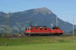 Re 4/4 II 11341 befindet sich am 10.9.11 mit der Ee 3/3 16391 im Schlepptau bei Steinen.