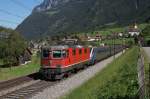 Re 4/4 II 11143 schleppt am 10.9.11 den ETR 470 007 ber den Gotthard.