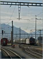 Im Gegenlicht: SBB Re 420 268-5 mit einem Gterzug in Landquart.