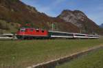 Re 4/4 II 11126 zieht am 30.10.11 den RE 3815 von Trbbach Richtung Sargans.