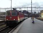 Die Re 4/4  11219 schiebt am 05.12.2011 einen soeben aus dem Tessin berfhrten TILO-Bt in die Luzerner Depot-Gleise.