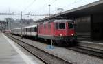 Von Basel kommend trifft die Re 4/4  11155 am 06.12.2011 in Luzern ein.