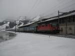 Die erste Re 4/4 II mit LED Lichtern (u.a.), 11229, mit SBB-Juskila 2012 Extrazug in Boltigen. Das JUSKILA (Jugendskilager) fand in der Lenk statt. Bis Zweisimmen verkehrte ein Extrazug der MOB, ab Zweisimmen bis Bern dann der Extrazug der SBB. Der Zug bestand aus einem 10-teiligen EWII Pendel (Reserve-Pendel Bern, mit 2 zustzlichen Wagen vertrkt). Diese Einsatz eines SBB Zuges im Simmental ist usserst selten, 08.01.2012.