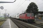 Die Re 4/4 II 11240 mit einem Gterzug bei Durchfahrt in Bettlach, 25.01.2012.