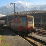 Die Swiss Express Re 4/4 II 11109 am Autoreisezug Brig-Iselle in Brig, Gleis 90, 26.01.2012.