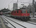 Re 4/4 II 11152 mit dem IR VAE 2413 in St.