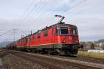 Re 4/4 II 11318 und Re 6/6 11641 ziehen einen Tankwagenzug durch das Fricktal am 28.2.2012.