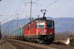 Re 4/4 II 11250 und 11313 mit einem Gterzug bei Frick AG am 28.2.2012.