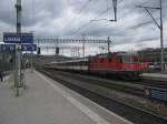 Re 4/4 II 11151 mit dem IR 2177 bei Durchfahrt in Liestal.