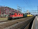 SBB - Re 4/4  11290 mit Gterzug im Bahnhof Gossau am 01.03.2012