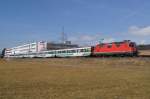 Re 4/4 II 11215 erreicht am 27.2.12 mit dem Voralpen-Express Uznach.